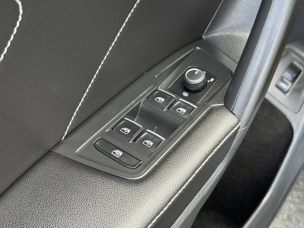 Used 2022 Volkswagen Tiguan SE w/ Panoramic Sunroof Package AWD/4WD image 12