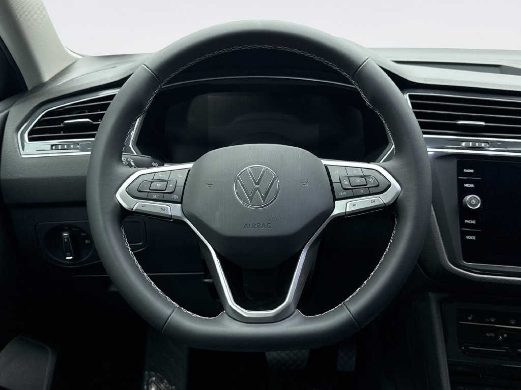 Used 2024 Volkswagen Tiguan SE AWD/4WD image 12