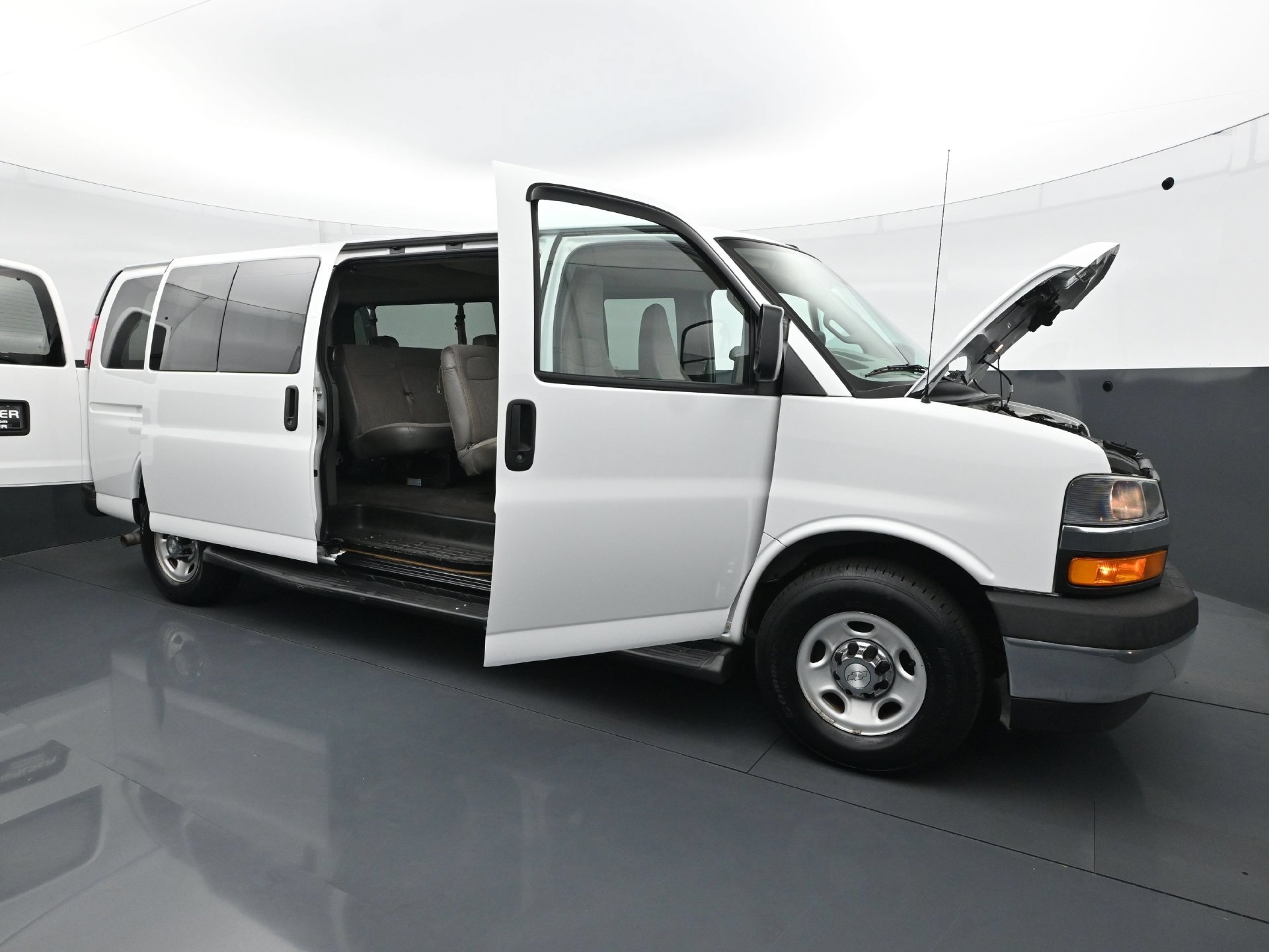 Used 2019 Chevrolet Express 3500 LT w/ LT Preferred Equipment Group RWD image 38