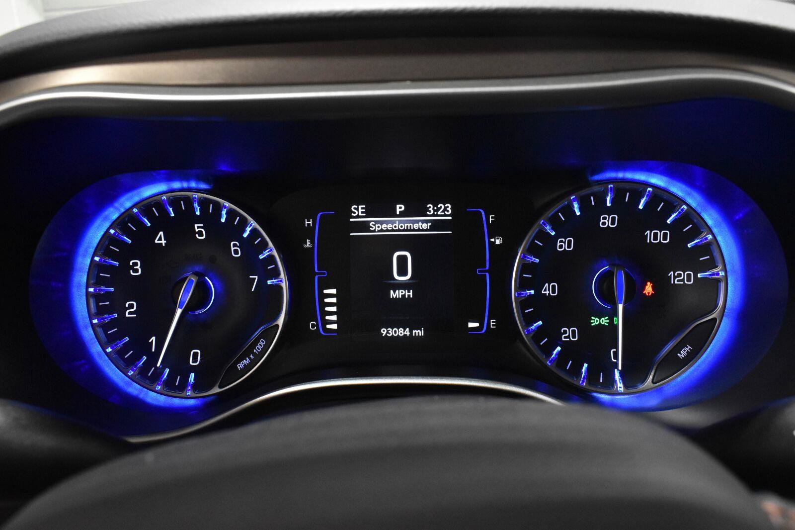 Used 2018 Chrysler Pacifica Touring-L FWD image 19