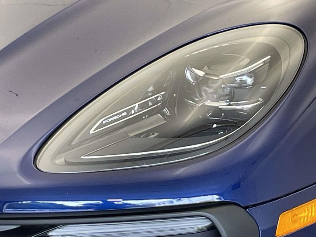 New 2025 Porsche Macan Base image 15