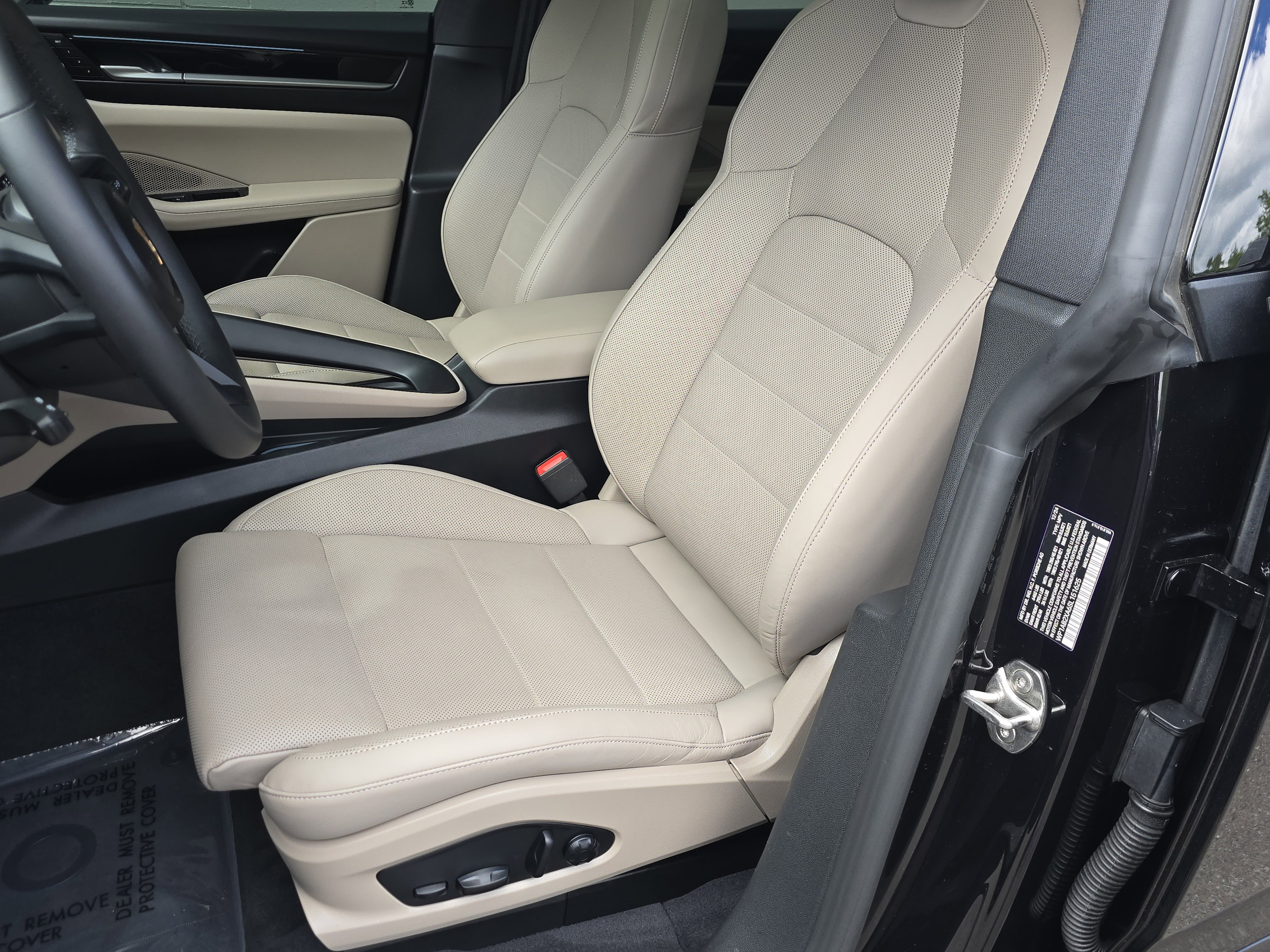 Certified 2025 Porsche Macan 4S Electric AWD/4WD image 5