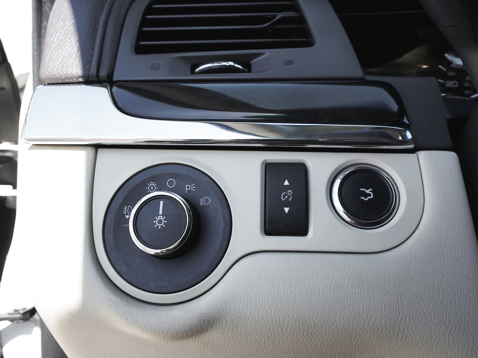 Used 2013 Lincoln MKS AWD image 16