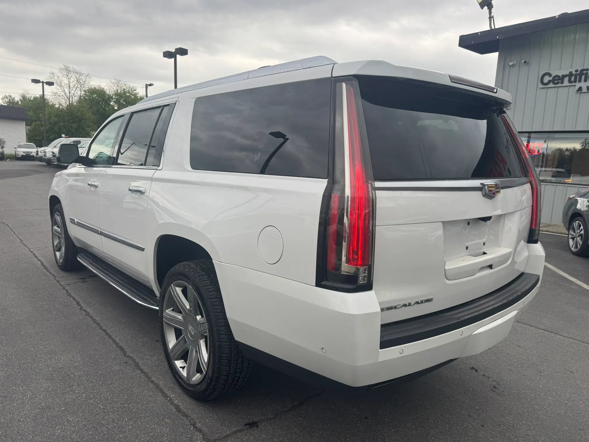 Used 2019 Cadillac Escalade ESV Luxury AWD/4WD image 4
