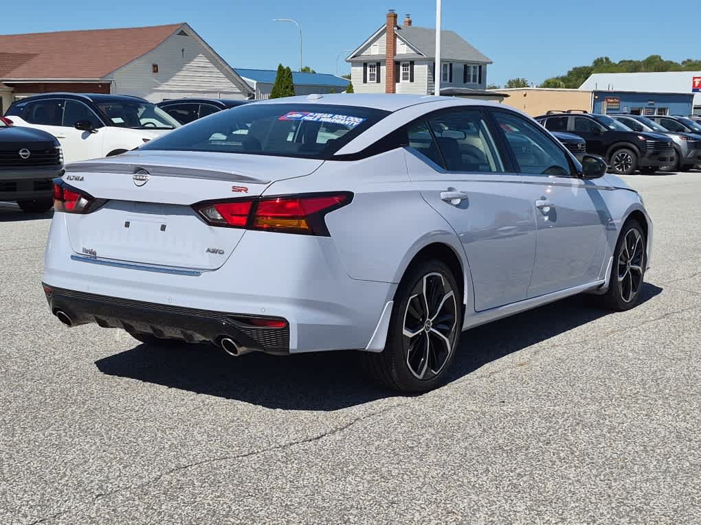 Used 2023 Nissan Altima 2.5 SR AWD/4WD image 3