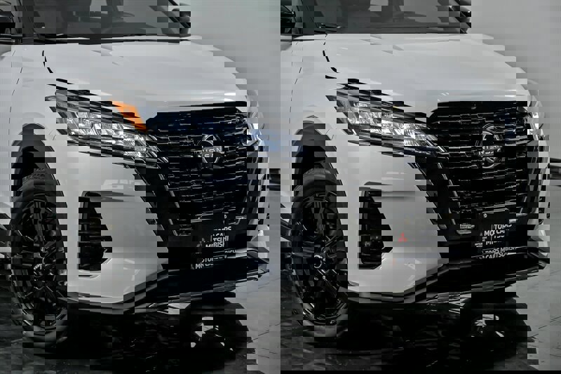 Used 2024 Nissan Kicks SR w/ SR Premium Package image 2