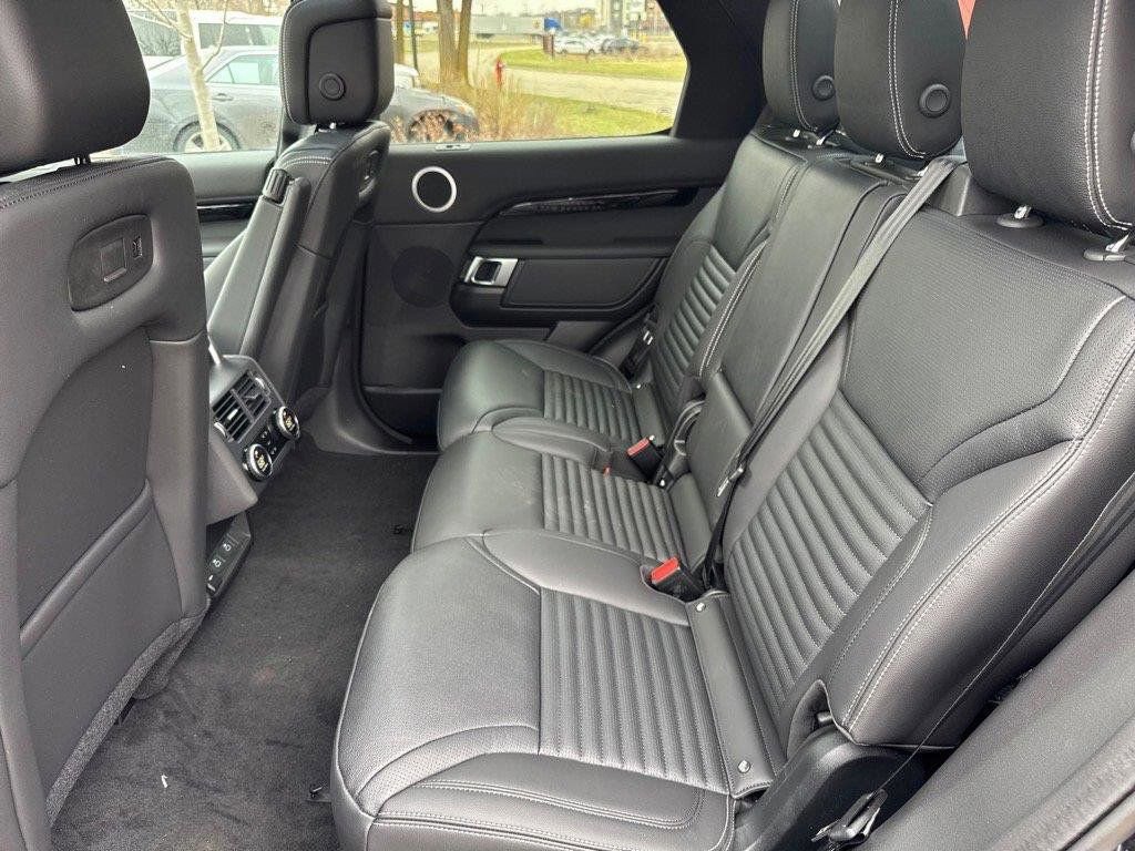 Used 2025 Land Rover Discovery S image 6