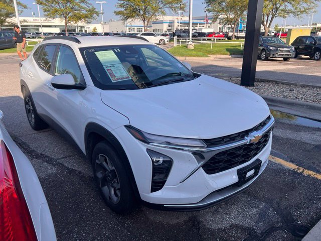 Used 2025 Chevrolet Trax LT FWD image 1