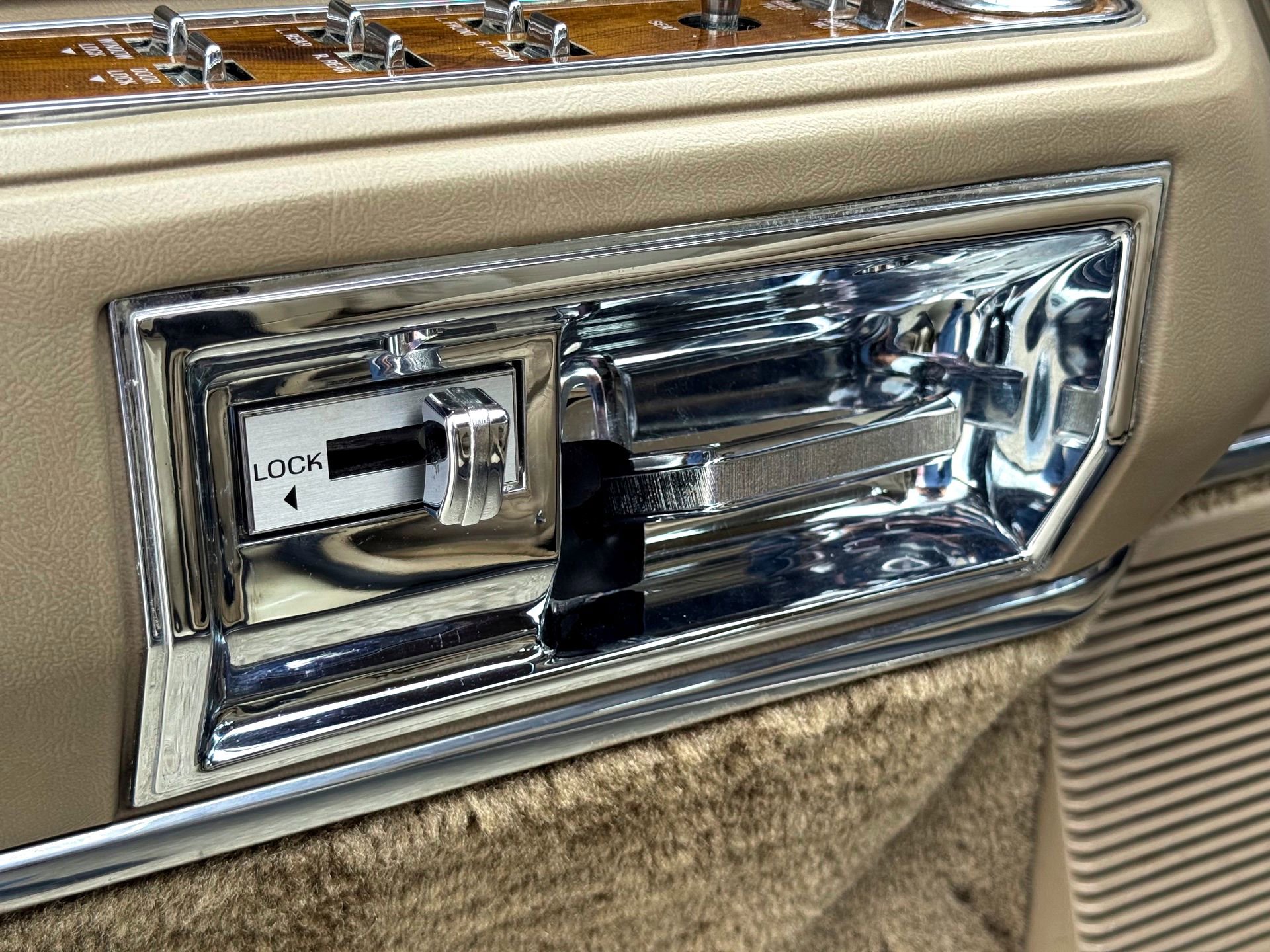 Used 1989 Lincoln Town Car Signature RWD image 24