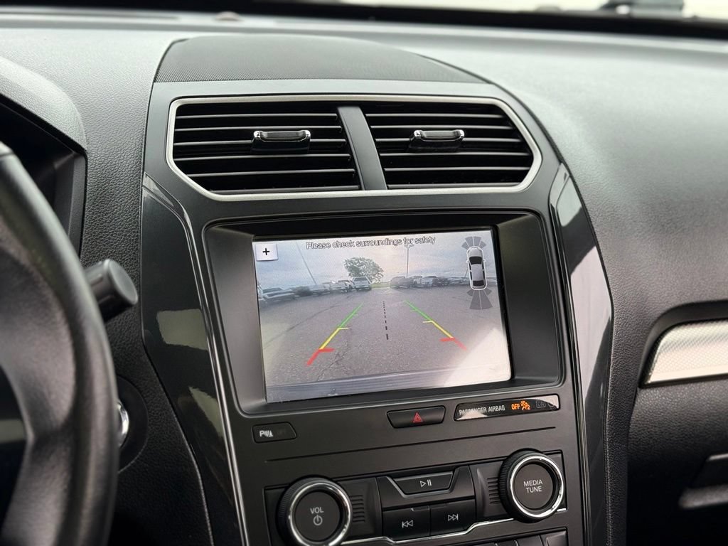 Used 2019 Ford Explorer XLT w/ Equipment Group 202A AWD/4WD image 4