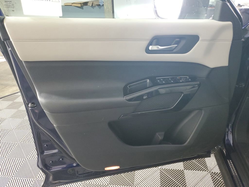 Used 2022 Nissan Pathfinder SV image 28