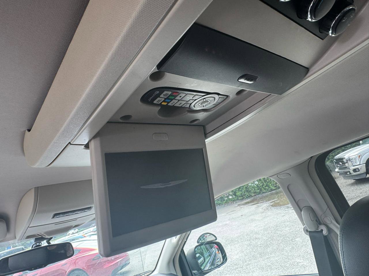 Used 2012 Chrysler Town & Country Touring-L w/ Entertainment Group #2 FWD image 21