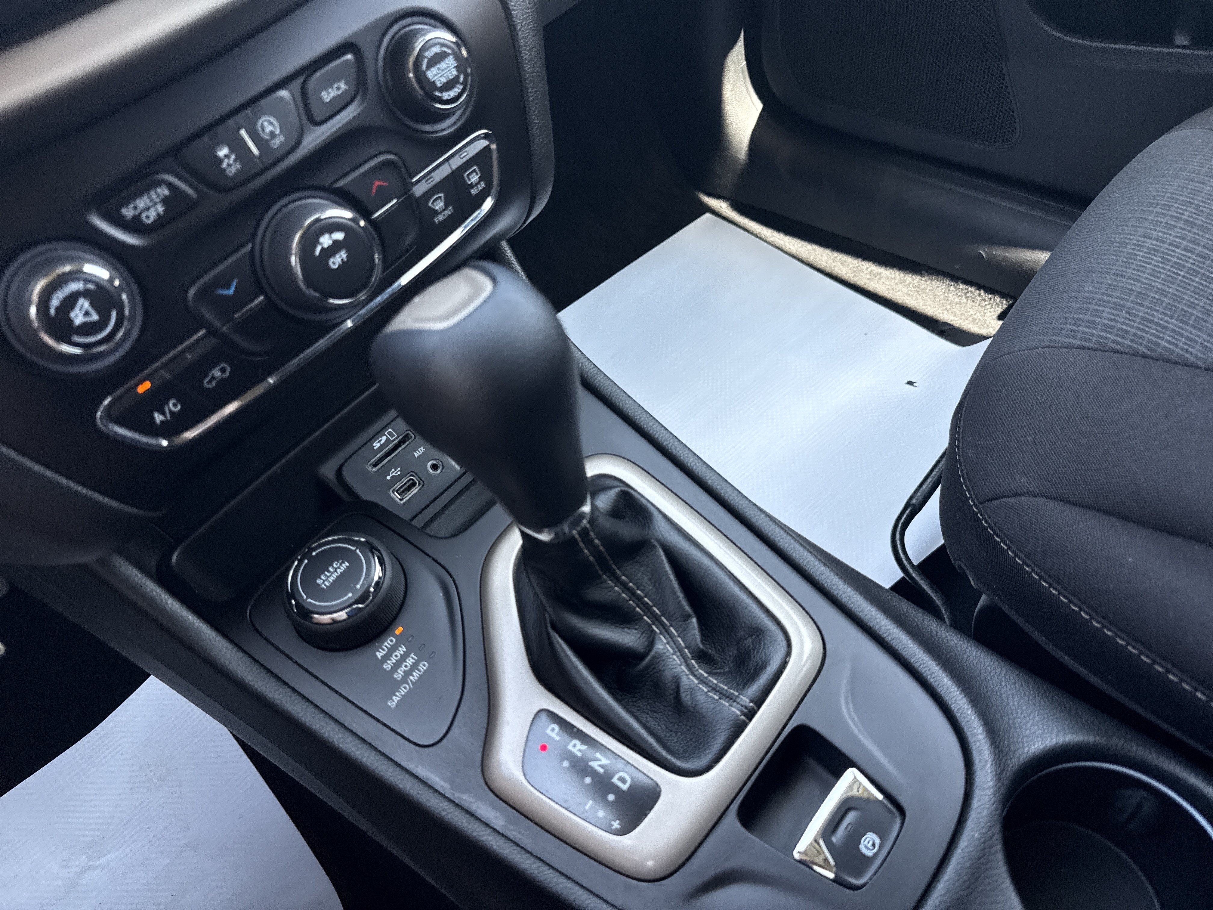 Used 2015 Jeep Cherokee Latitude w/ Cold Weather Group AWD/4WD image 23