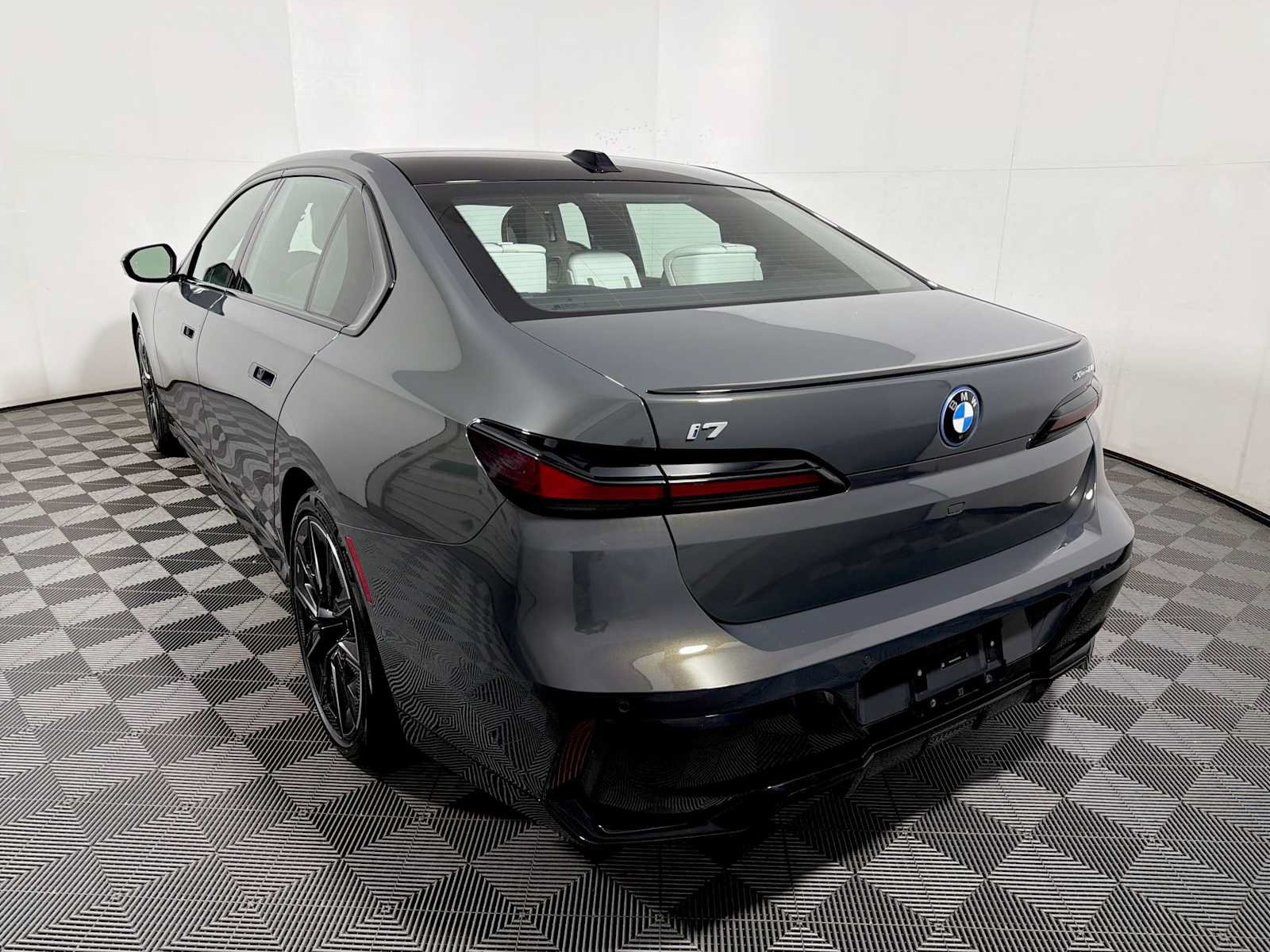 Used 2026 BMW i7 xDrive60 AWD/4WD image 5