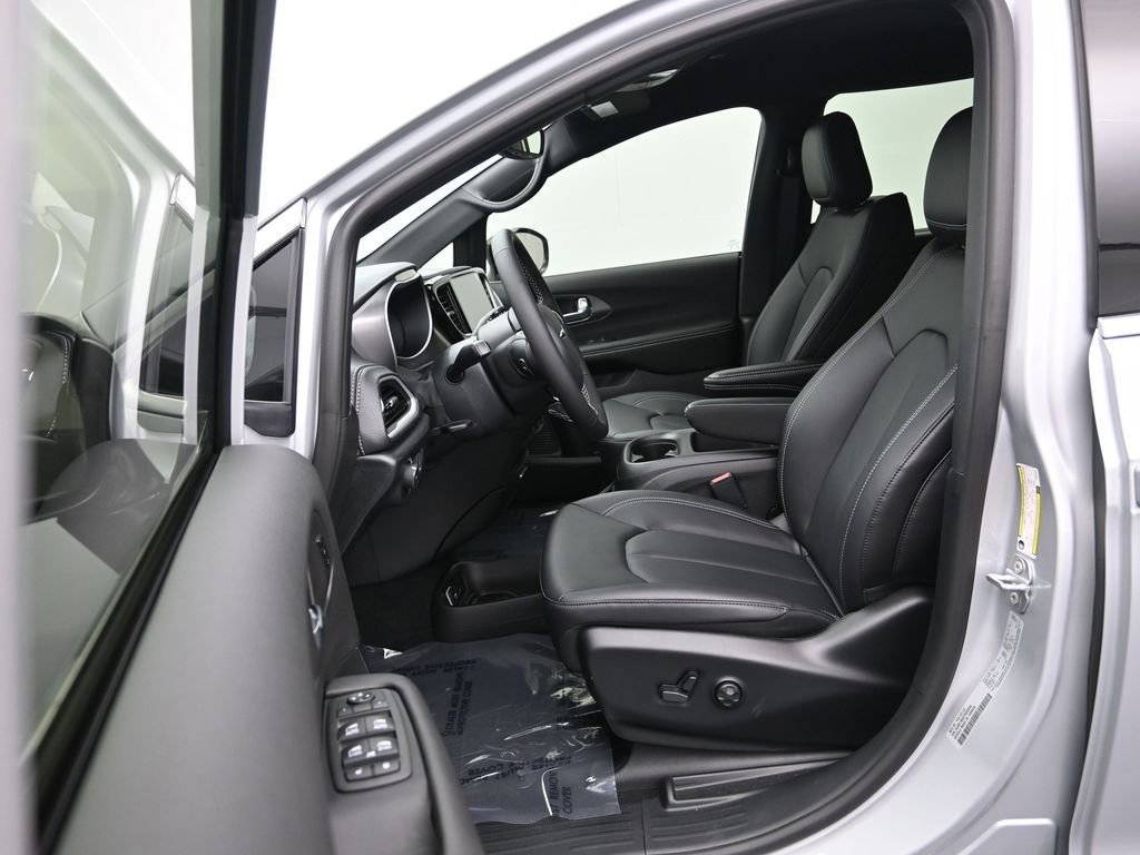 New 2026 Chrysler Pacifica Select image 14