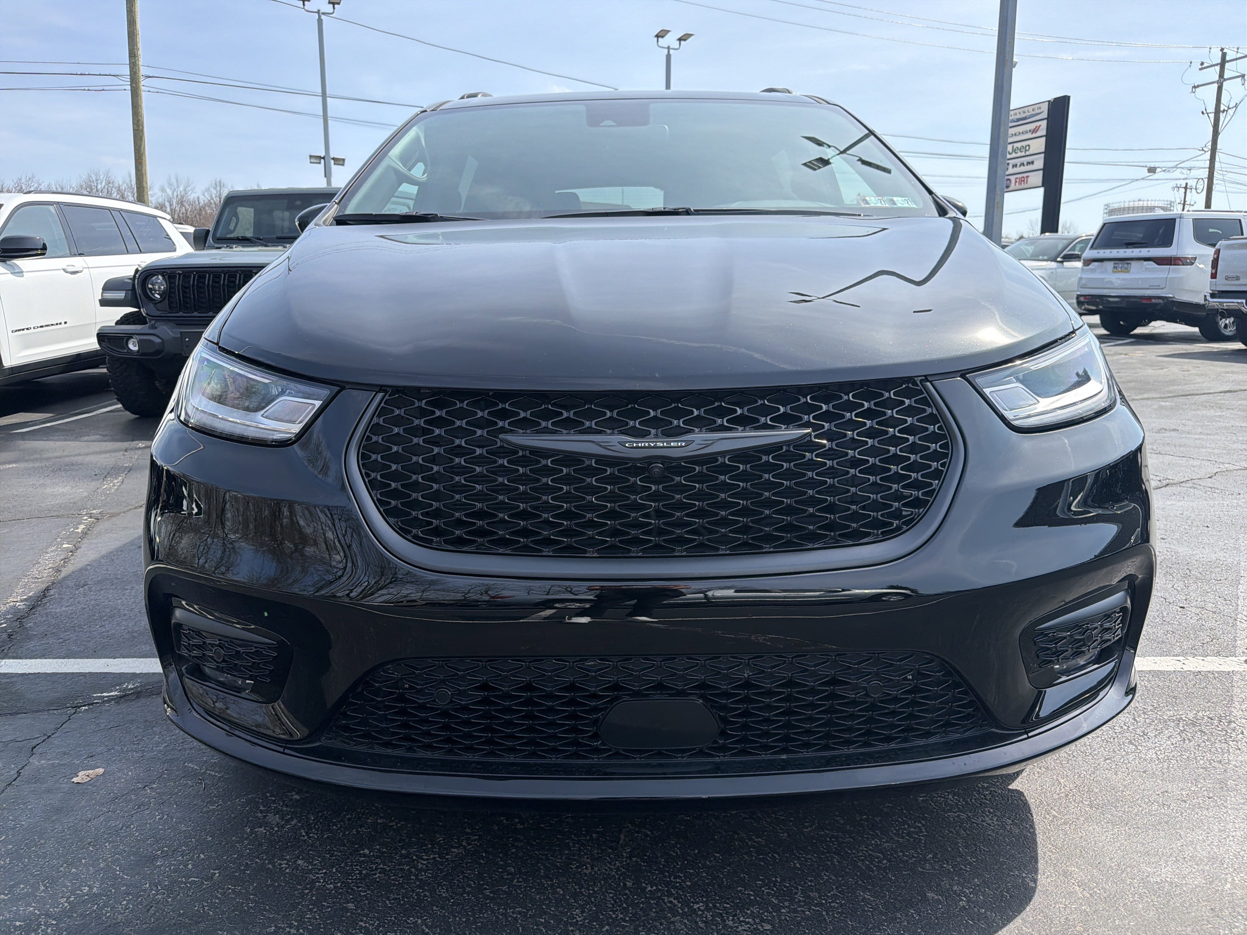 Used 2024 Chrysler Pacifica Limited w/ Uconnect Theater Family Group image 2