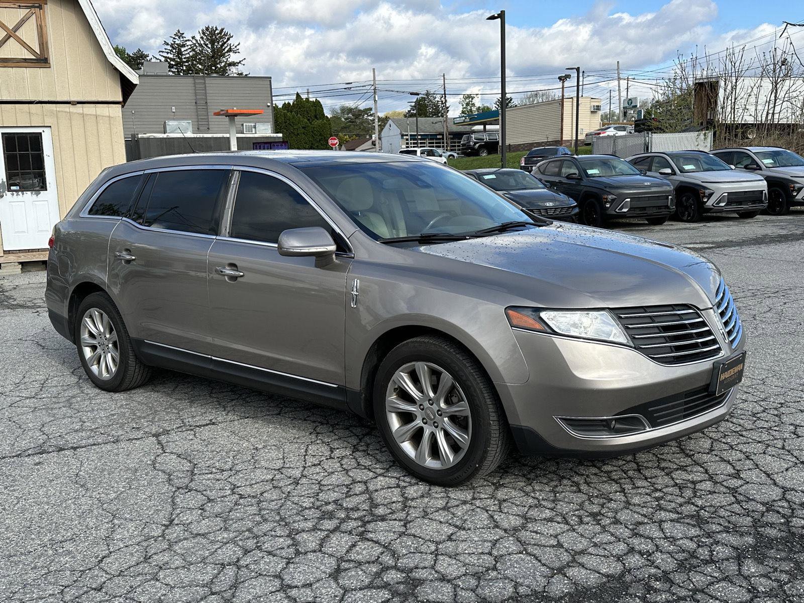 Used 2018 Lincoln MKT AWD image 2
