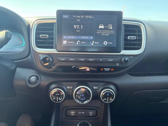 Used 2025 Hyundai Venue FWD image 31