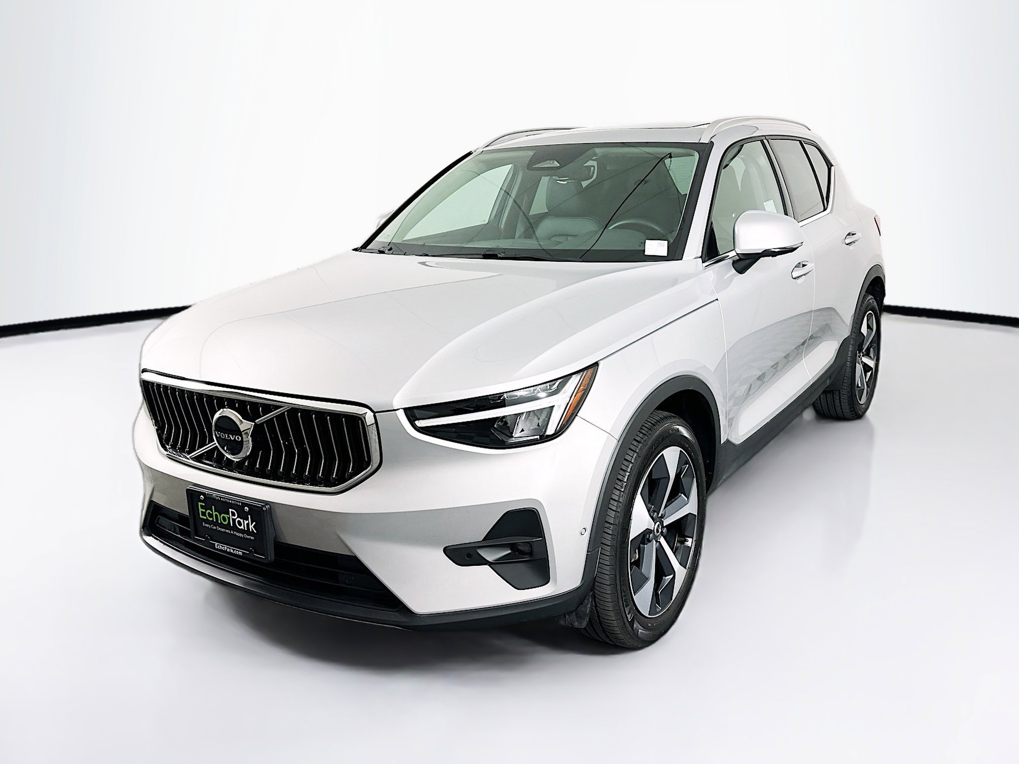 Used 2025 Volvo XC40 B5 Plus image 3