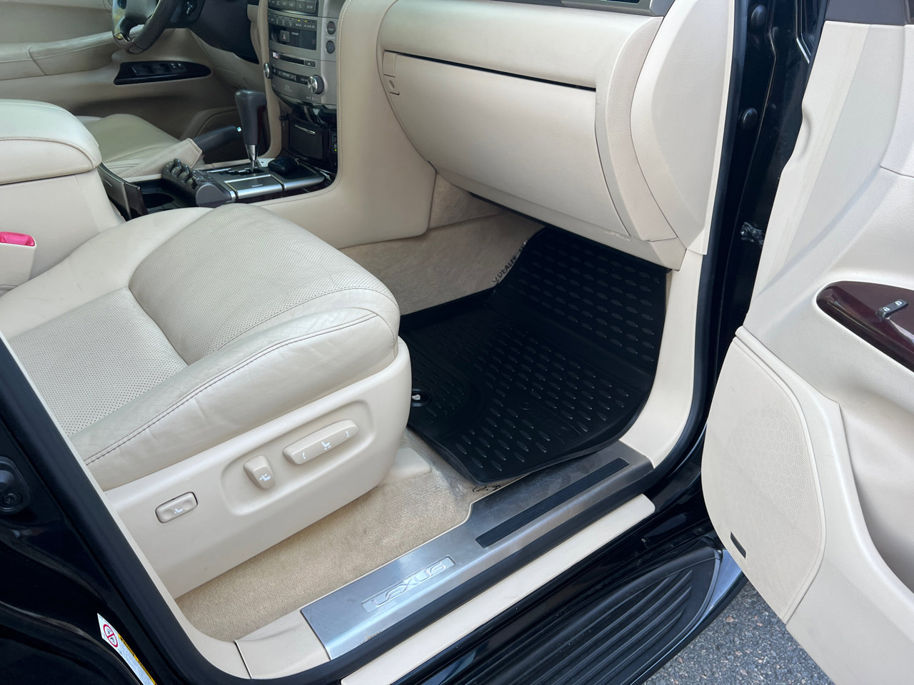 Used 2013 Lexus LX 570 4WD w/ Luxury Pkg image 22