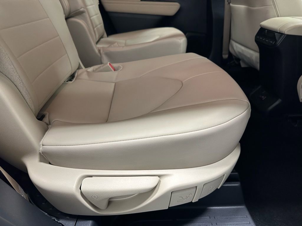 Used 2025 Toyota Highlander XLE image 53