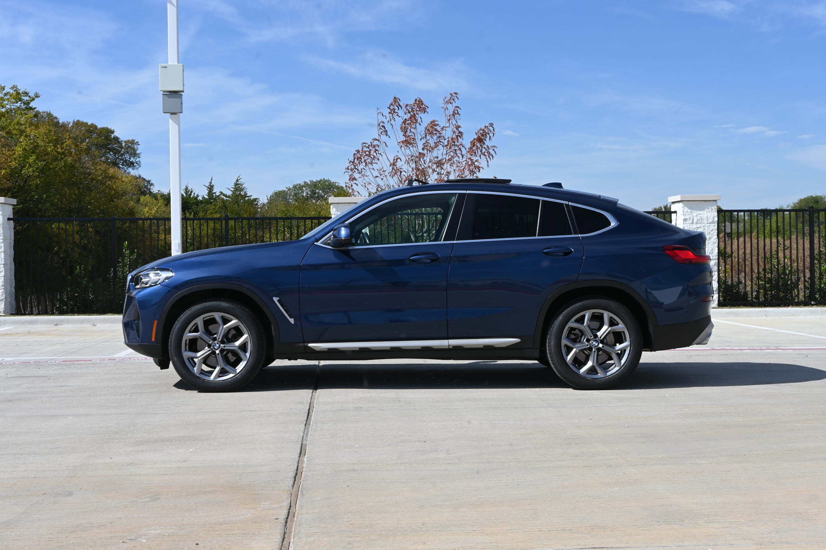 Certified 2025 BMW X4 xDrive30i AWD/4WD image 6