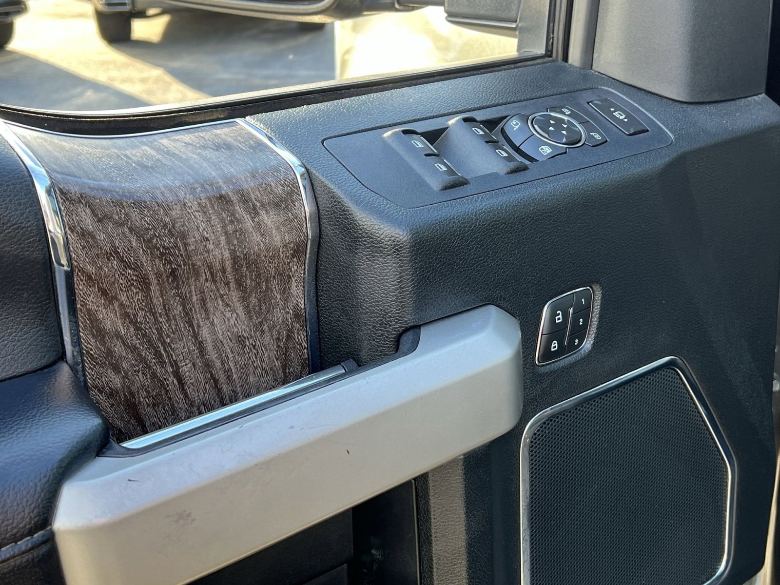 Used 2019 Ford F250 Lariat w/ Chrome Package image 15