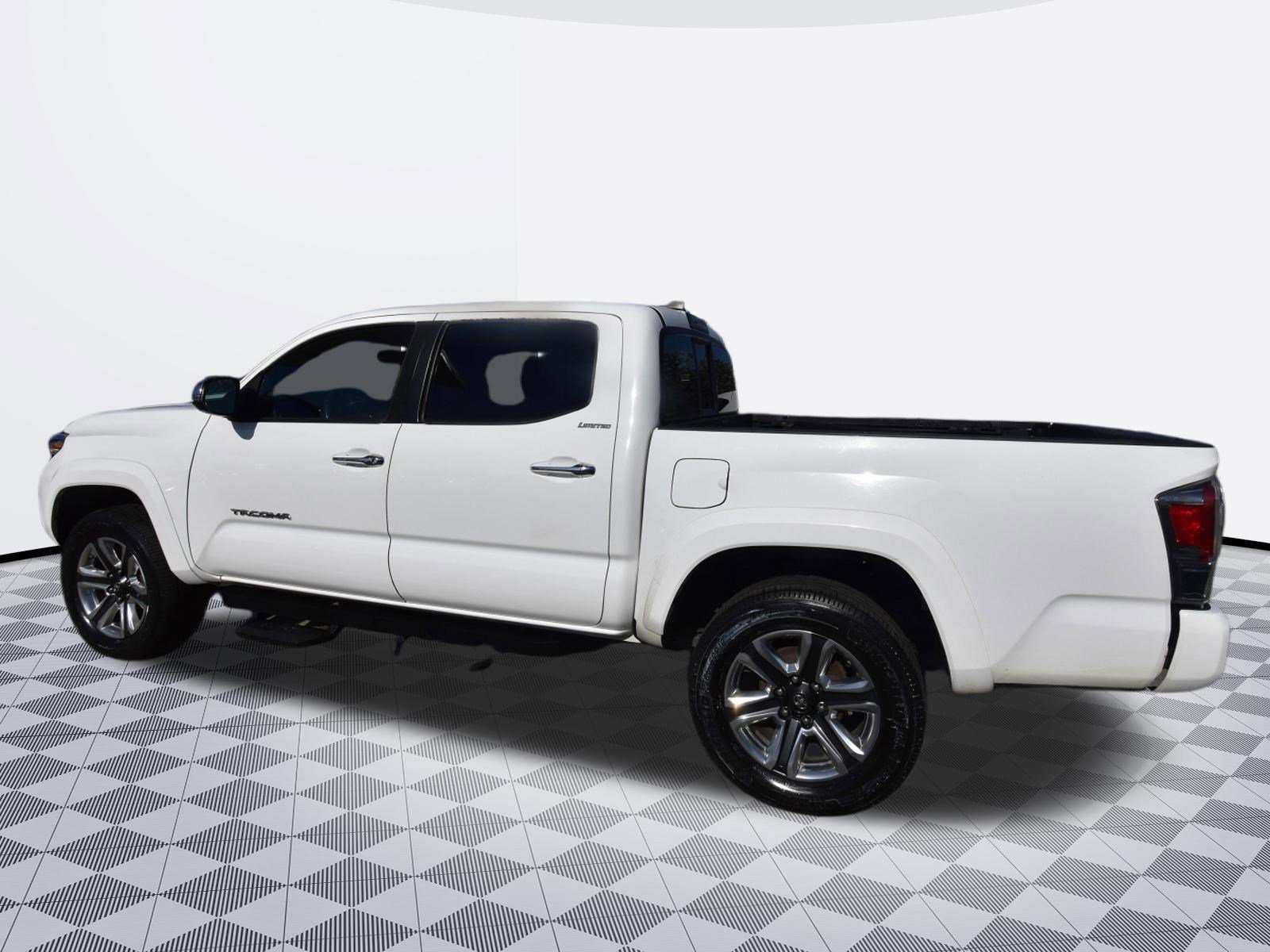 Used 2016 Toyota Tacoma Limited w/ Towing Package RWD image 3