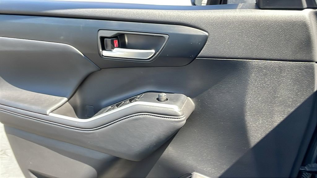 Certified 2024 Toyota Highlander XLE FWD image 29