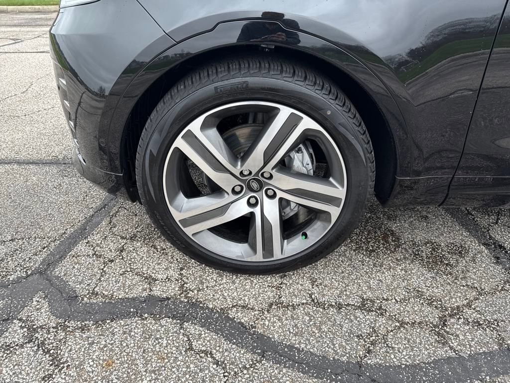 New 2024 Land Rover Discovery Dynamic SE image 16