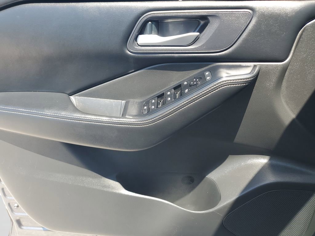 Used 2024 Nissan Rogue SV image 19