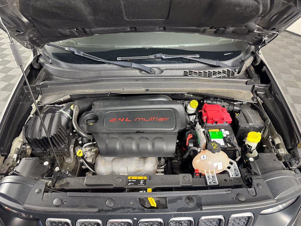 Used 2019 Jeep Renegade Latitude w/ UConnect 8.4 Nav Group FWD image 11