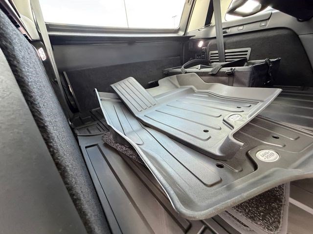New 2026 Land Rover Discovery Limited Edition AWD/4WD image 17