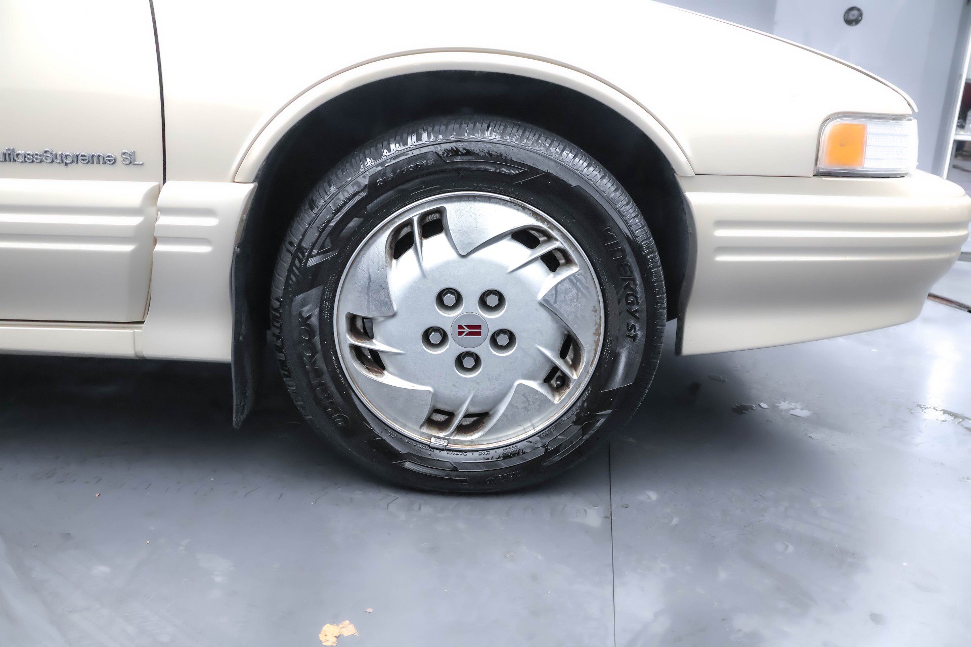 Used 1994 Oldsmobile Cutlass Supreme S FWD image 24