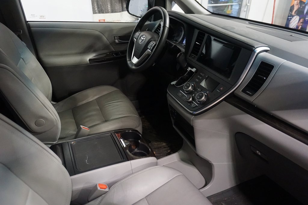 Used 2017 Toyota Sienna XLE image 24