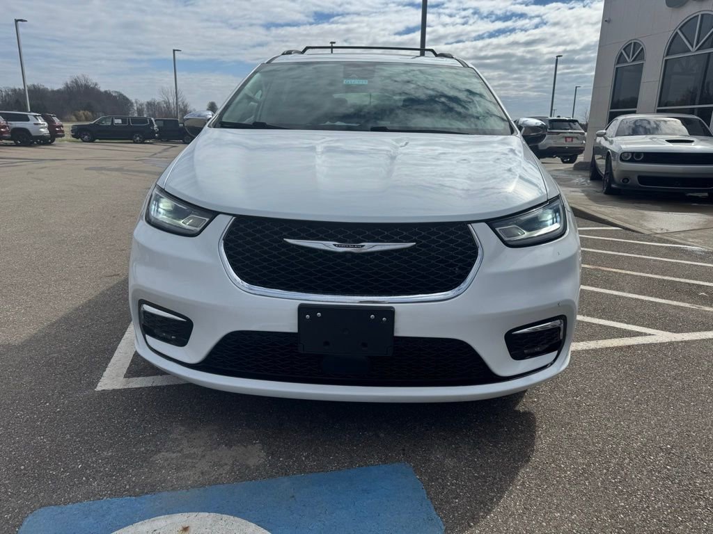Used 2023 Chrysler Pacifica Limited image 4
