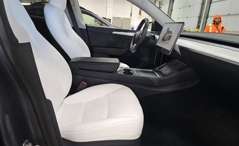 Used 2023 Tesla Model Y AWD image 3