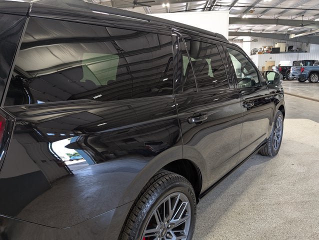 Used 2025 Ford Expedition Platinum w/ Stealth Performance Package AWD/4WD image 3