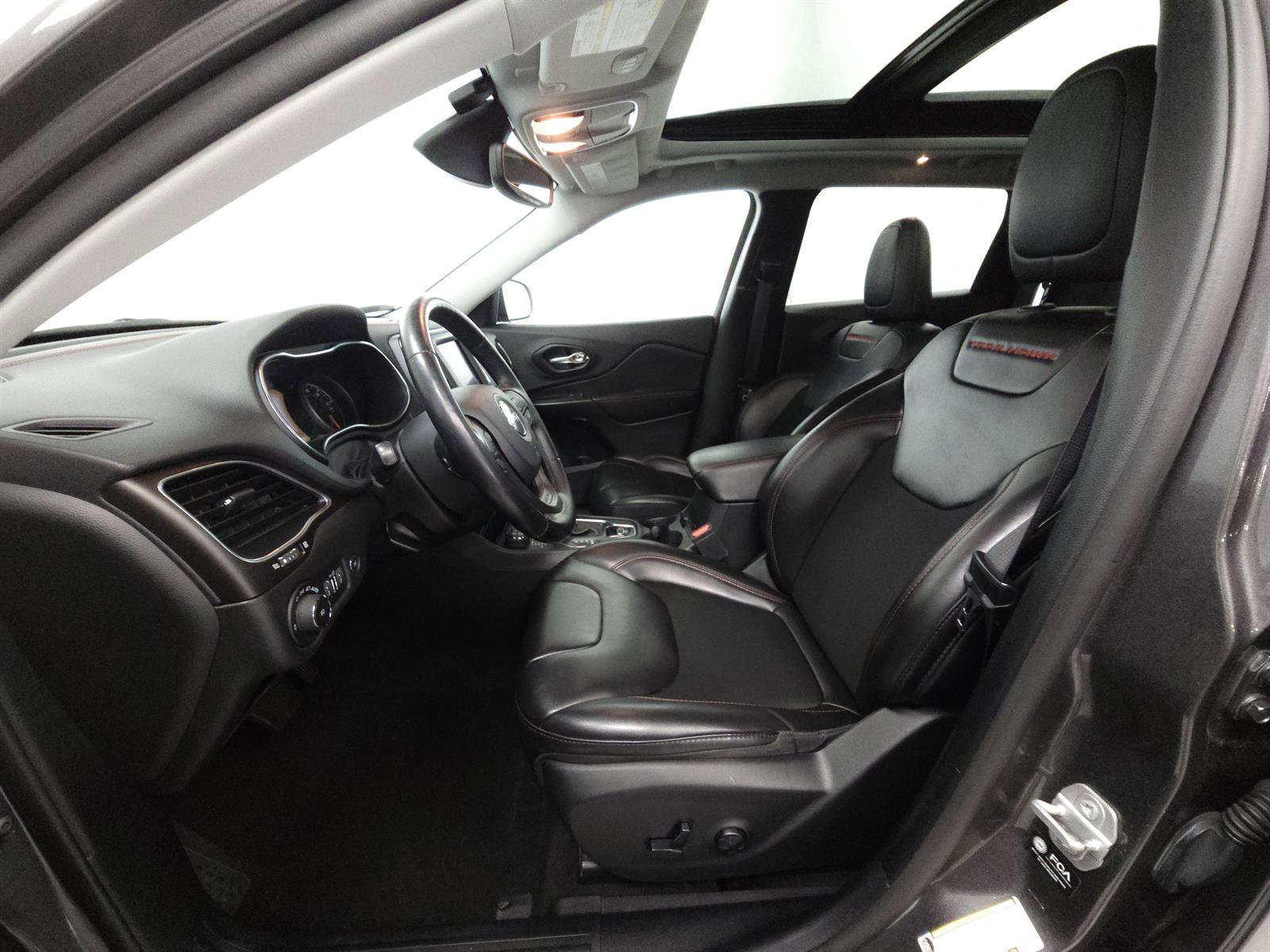 Used 2021 Jeep Cherokee Trailhawk w/ Sun, Sound & Nav Group AWD/4WD image 4