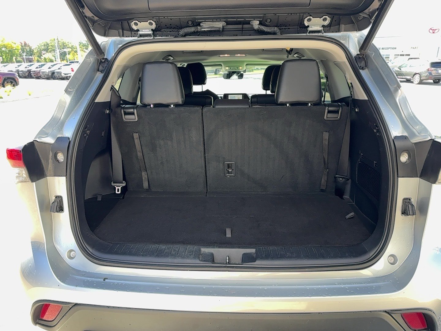 Used 2020 Toyota Highlander XLE AWD/4WD image 18