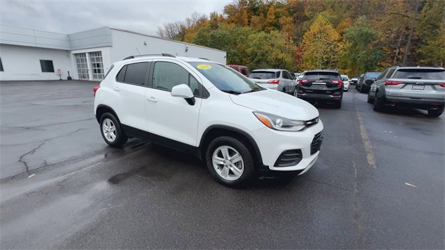 Used 2022 Chevrolet Trax LT w/ LT Convenience Package image 2