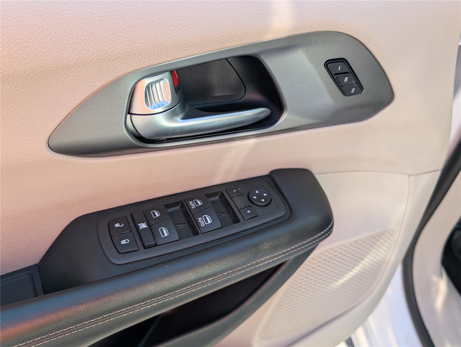 Used 2022 Chrysler Pacifica Touring-L FWD image 21