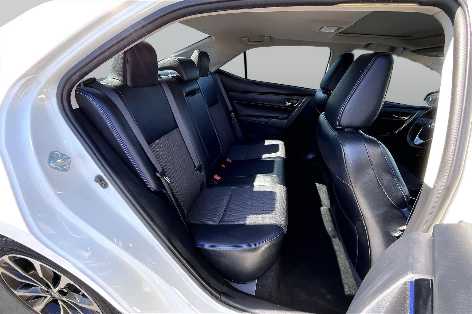 Used 2017 Toyota Corolla SE w/ SE Premium Package FWD image 27