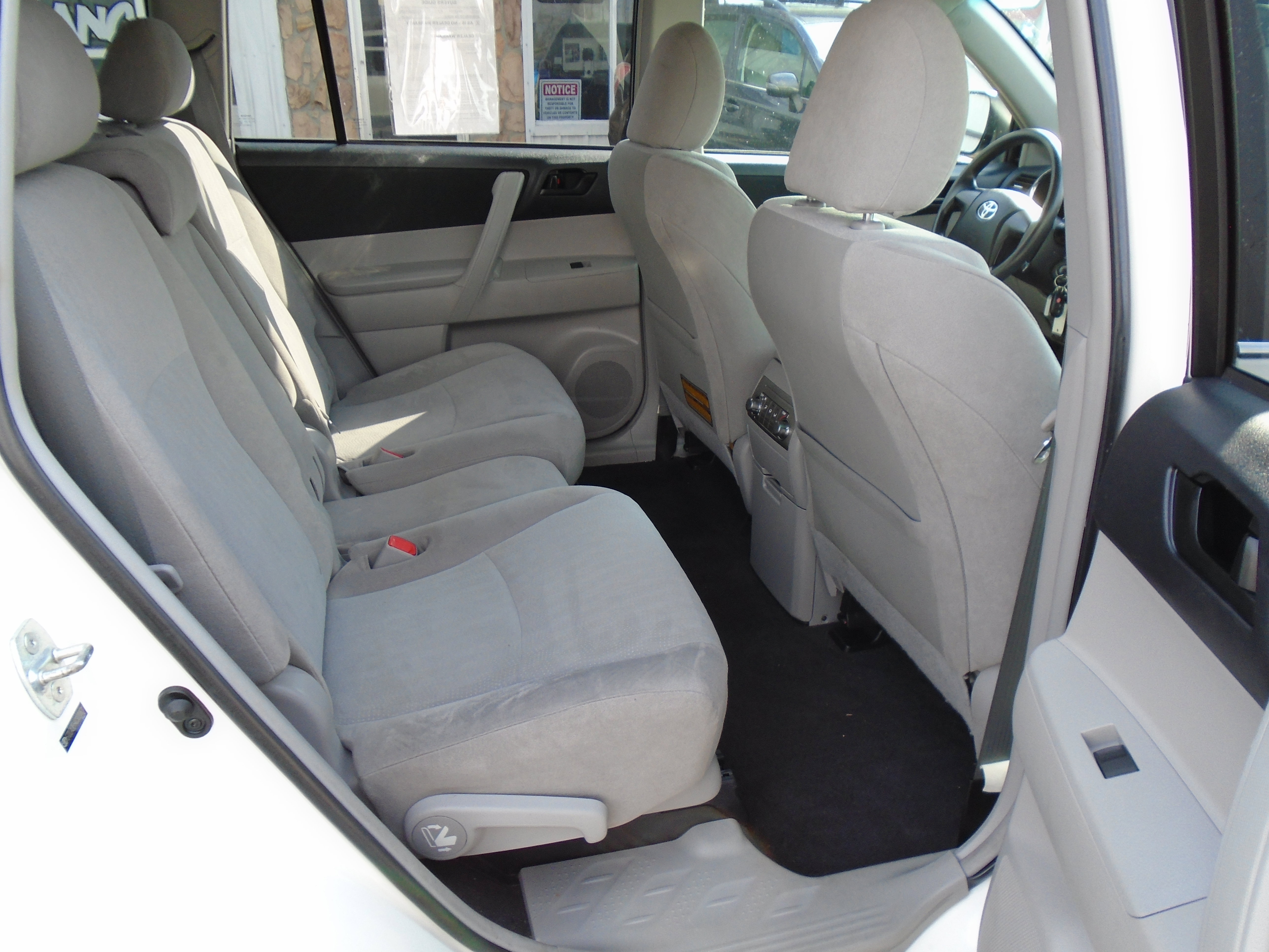 Used 2012 Toyota Highlander FWD w/ Cold Weather Pkg image 11