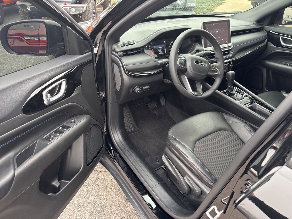 Used 2025 Jeep Compass Latitude w/ Altitude Special Edition image 18