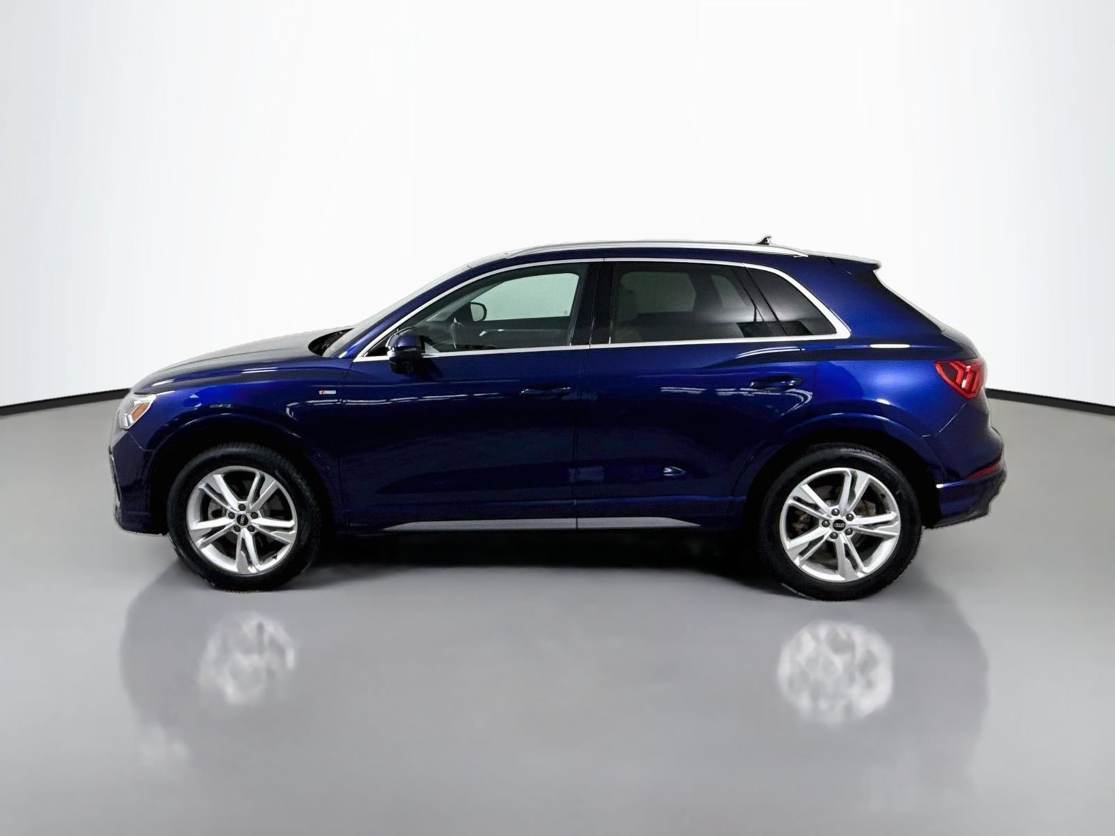 Certified 2024 Audi Q3 2.0T Premium AWD/4WD image 2