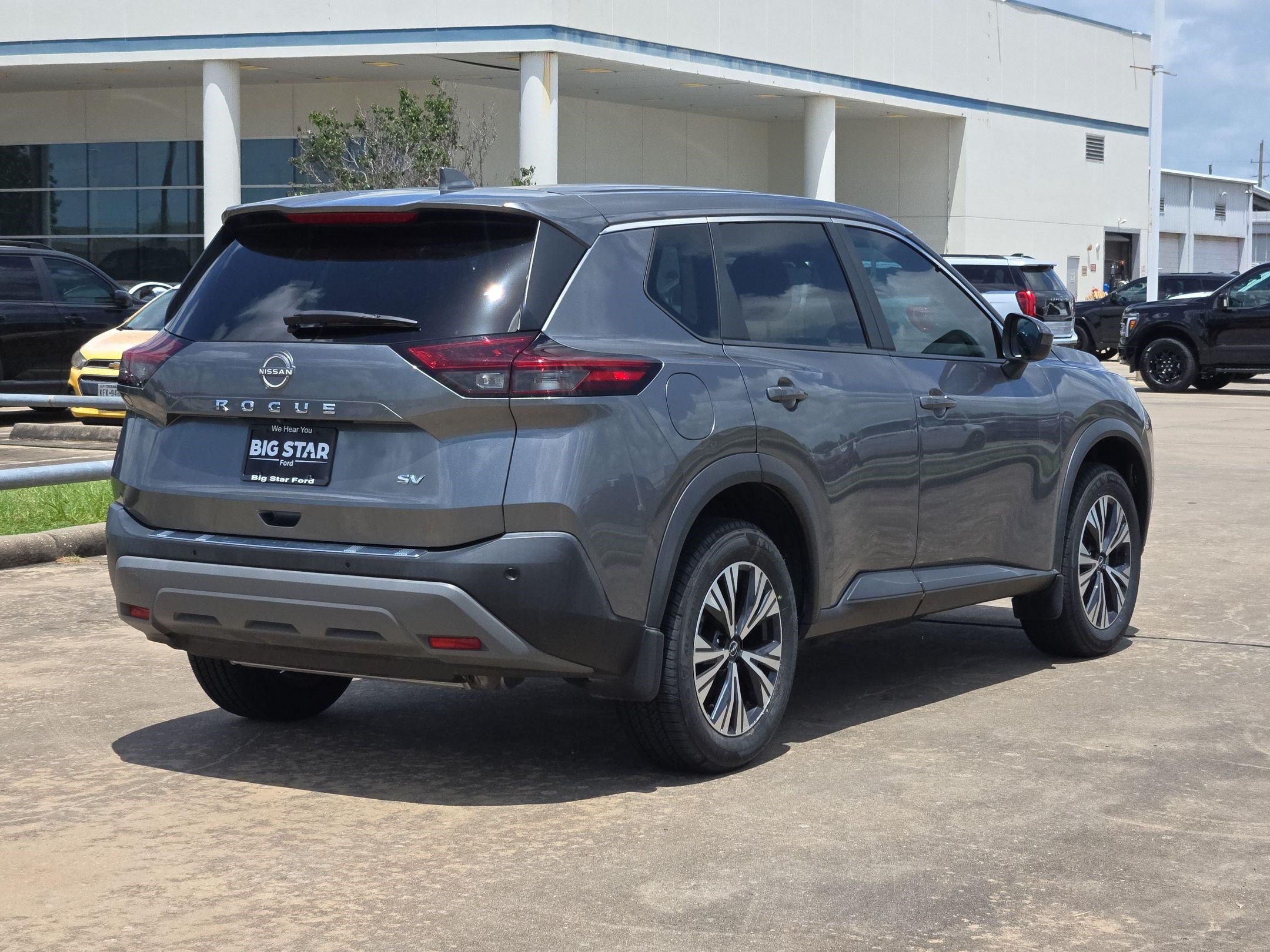 Used 2023 Nissan Rogue SV FWD image 3