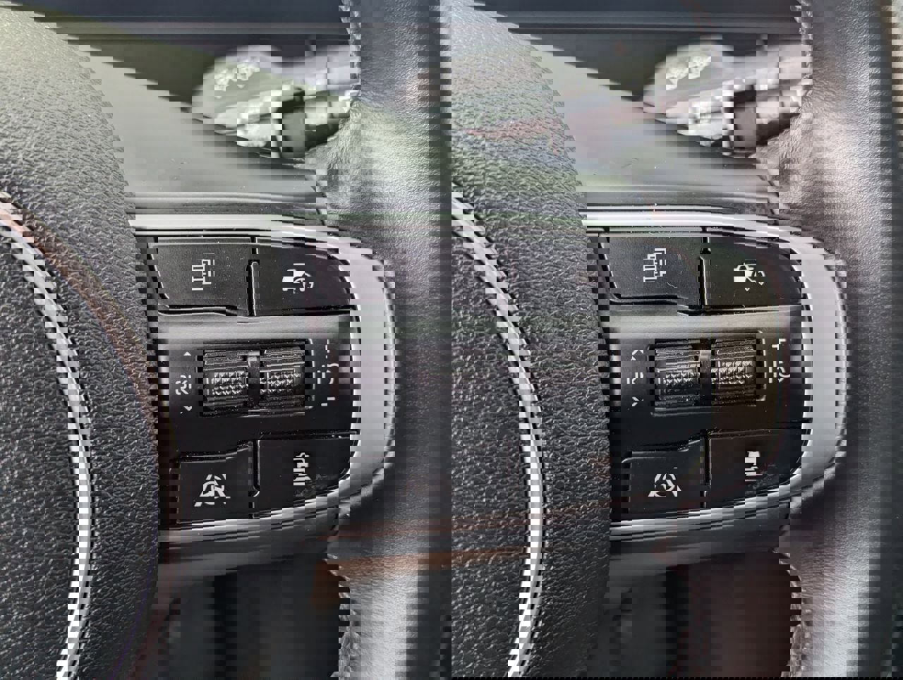 Used 2025 Kia Sportage SX image 29