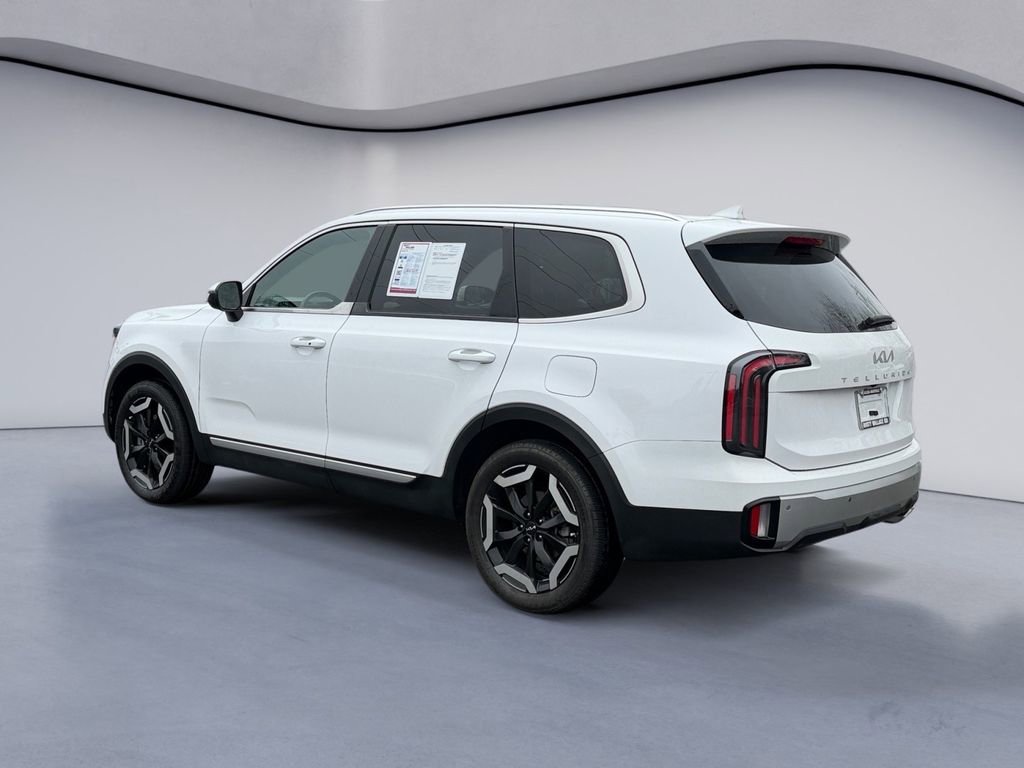 Used 2023 Kia Telluride EX w/ EX Captain's Chair Package image 3