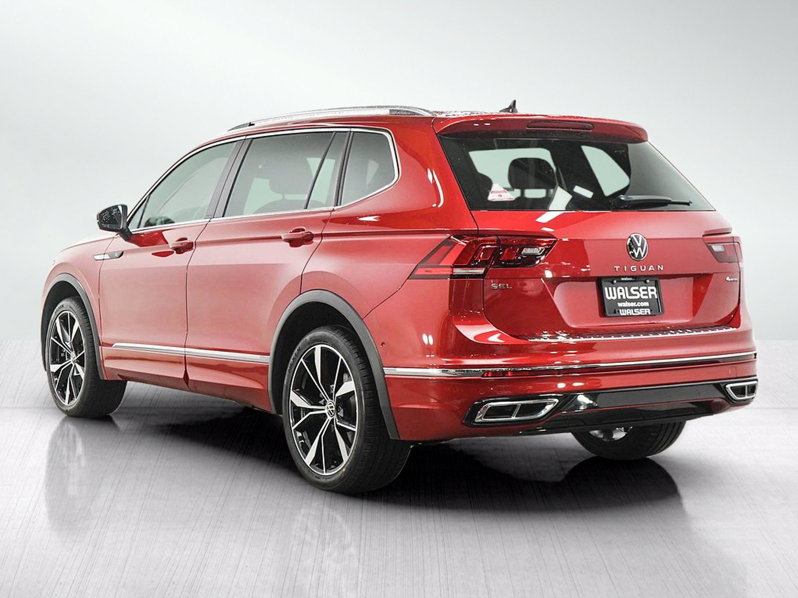 Used 2024 Volkswagen Tiguan SEL R-Line AWD/4WD image 3